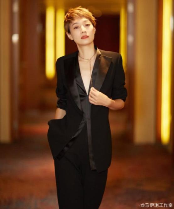 馬伊琍穿抹胸裙太美了，42歲的她還保持一顆少女心