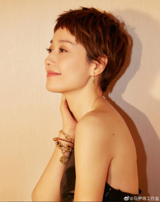 馬伊琍穿抹胸裙太美了，42歲的她還保持一顆少女心